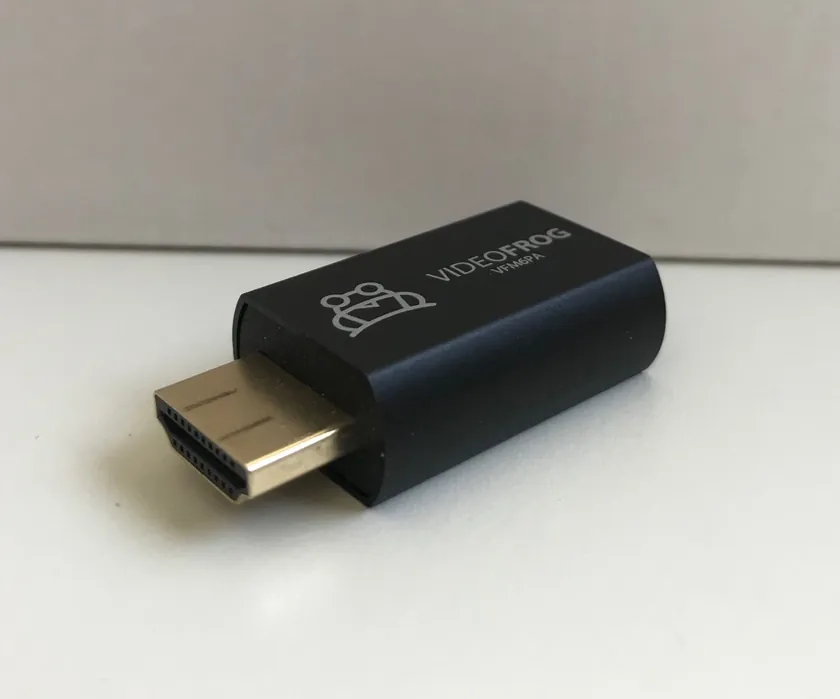 VIDEOFROG mit HDMI-Stecker auf einem Tisch